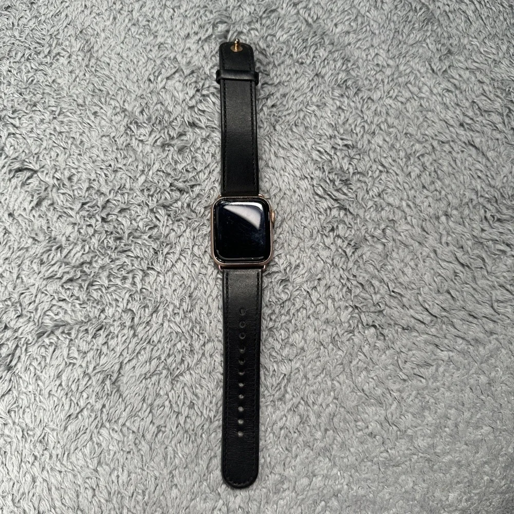 Apple Watch Series 5 40mm Rose Gold Untested For Parts Cracked Corner